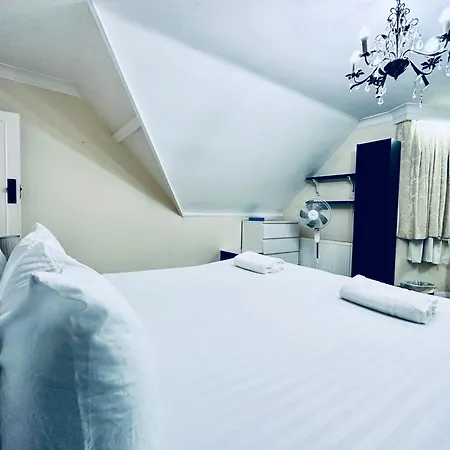 Eden'S Place In Harrow - 1 Extra Large Double Bed, 3 Single Beds, Spacious, Ideal For Families Pinner Exterior photo