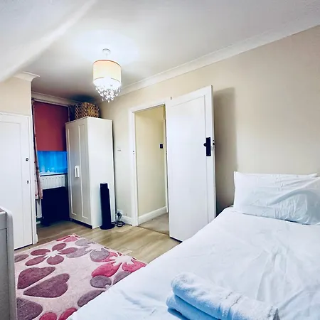 Eden'S Place In Harrow - 1 Extra Large Double Bed, 3 Single Beds, Spacious, Ideal For Families Pinner Exterior photo