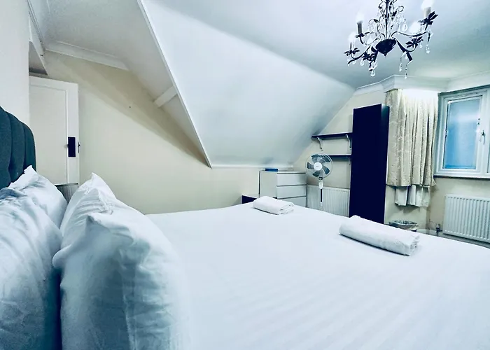 Eden\'S Place In Harrow - 1 Extra Large Double Bed, 3 Single Beds, Spacious, Ideal For Families