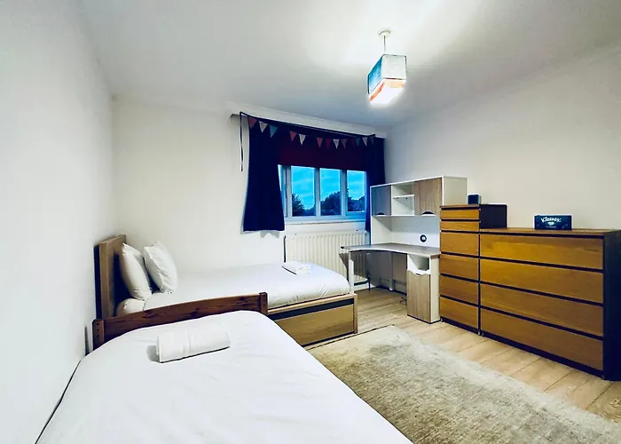Eden\'S Place In Harrow - 1 Extra Large Double Bed, 3 Single Beds, Spacious, Ideal For Families