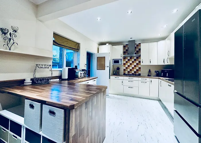Eden\'S Place In Harrow - 1 Extra Large Double Bed, 3 Single Beds, Spacious, Ideal For Families