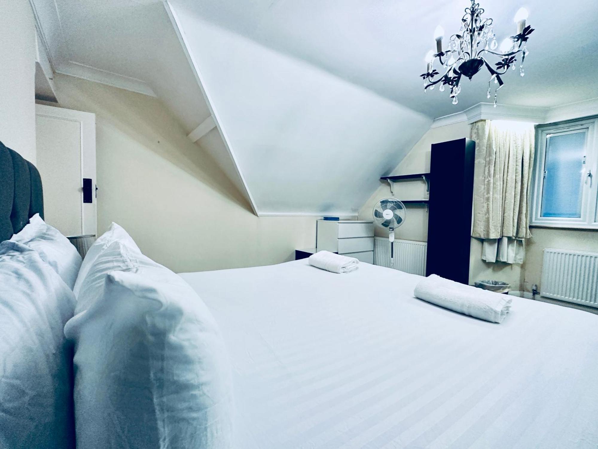 Eden's Place In Harrow - 1 Extra Large Double Bed, 3 Single Beds, Spacious, Ideal For Families Pinner