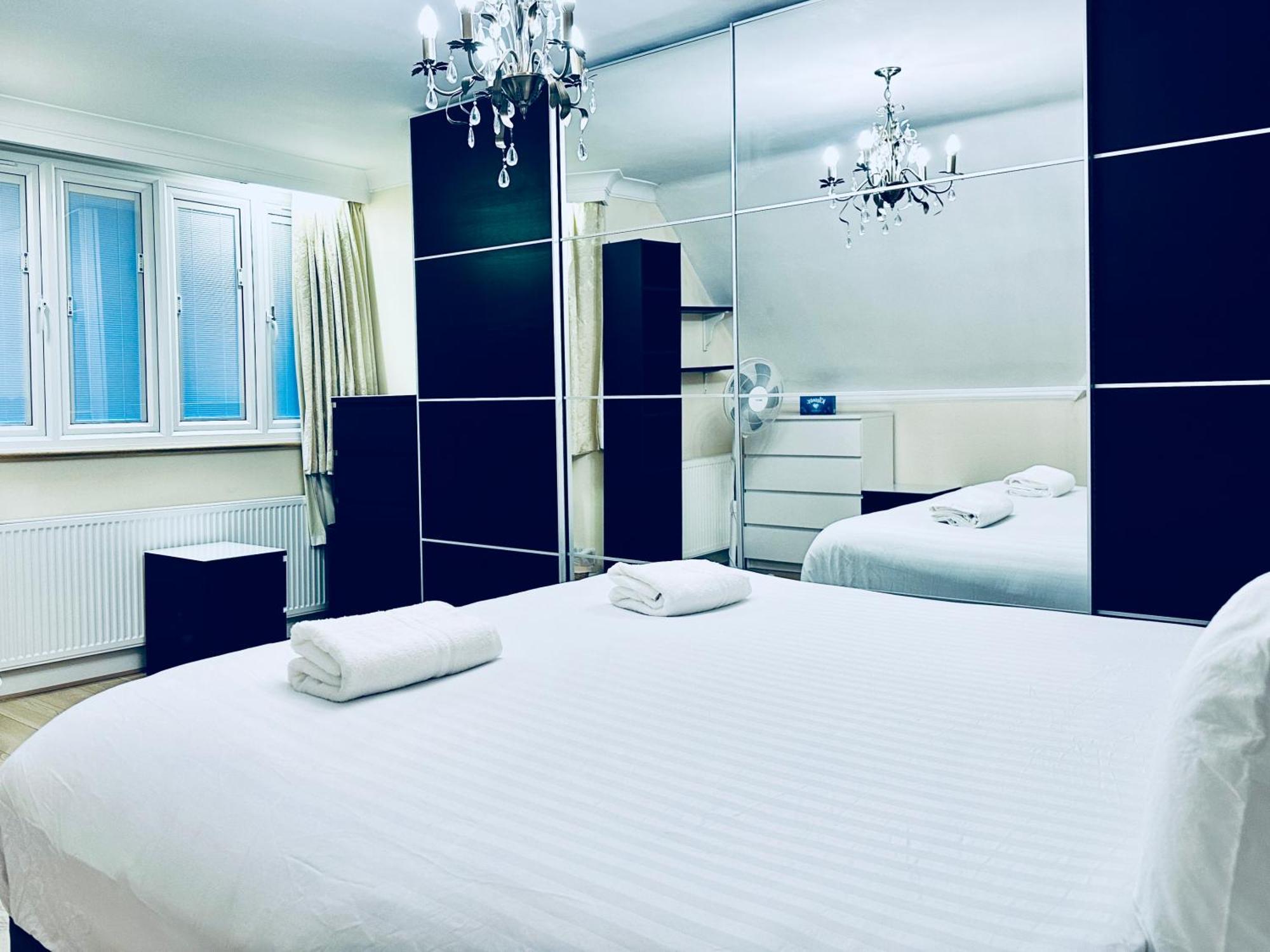 Eden's Place In Harrow - 1 Extra Large Double Bed, 3 Single Beds, Spacious, Ideal For Families