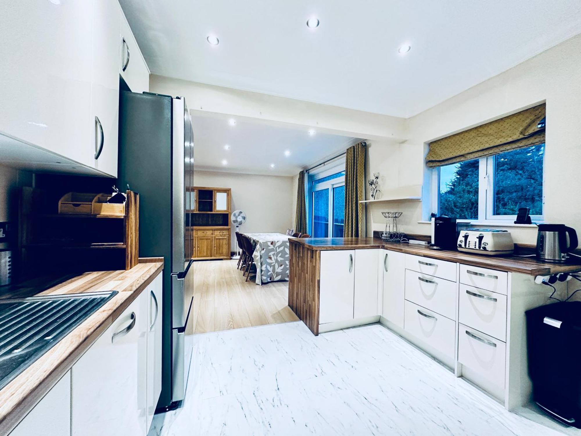 Eden's Place In Harrow - 1 Extra Large Double Bed, 3 Single Beds, Spacious, Ideal For Families Villa *