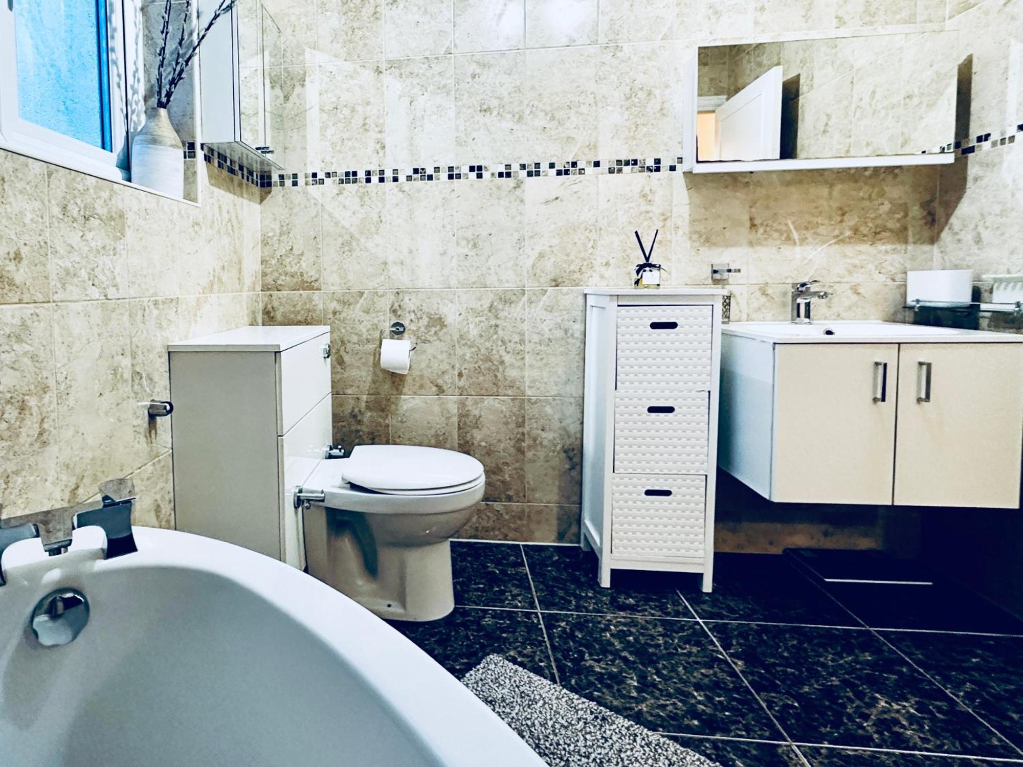 Villa Eden's Place In Harrow - 1 Extra Large Double Bed, 3 Single Beds, Spacious, Ideal For Families *