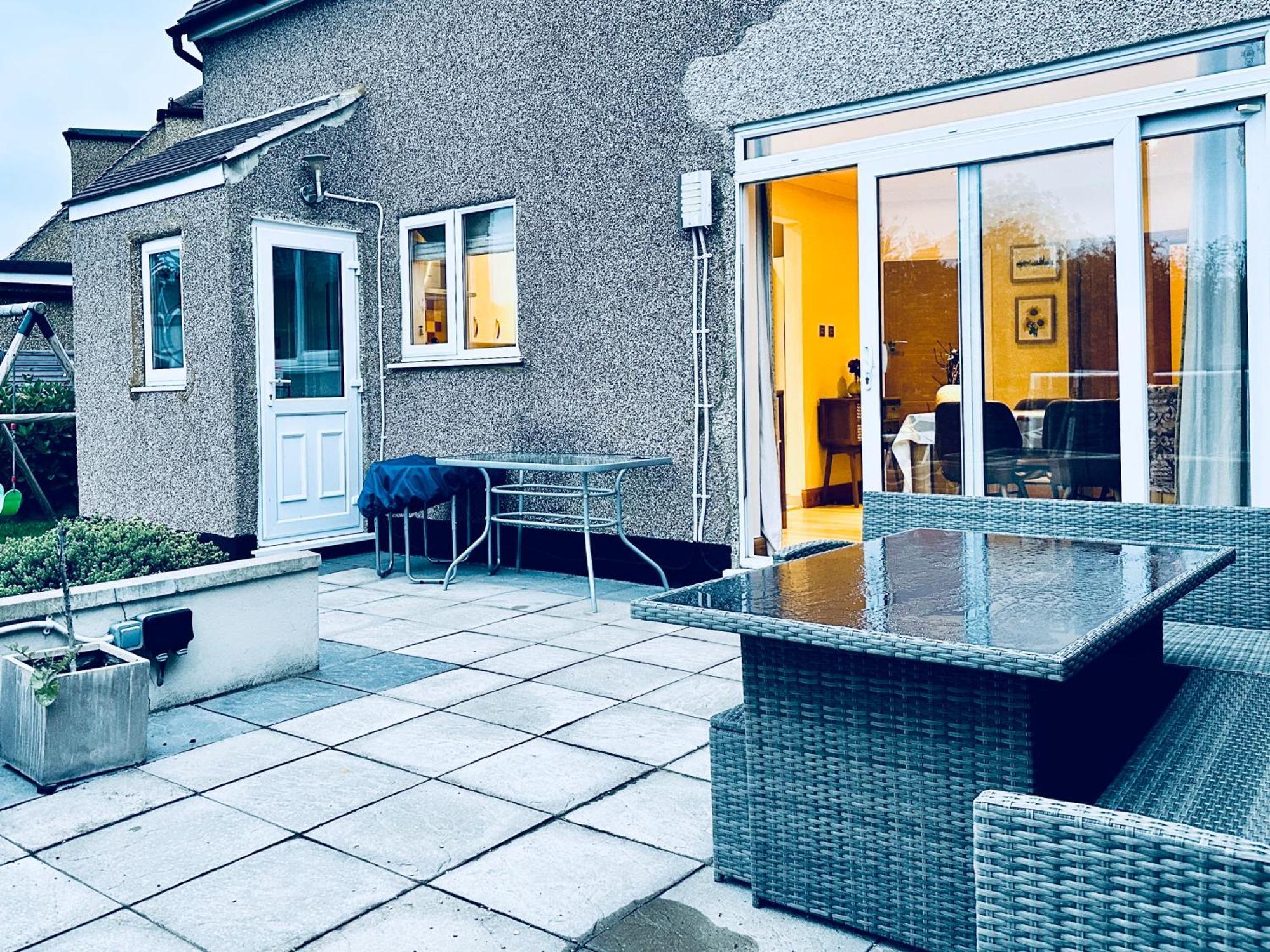 Villa Eden's Place In Harrow - 1 Extra Large Double Bed, 3 Single Beds, Spacious, Ideal For Families Pinner