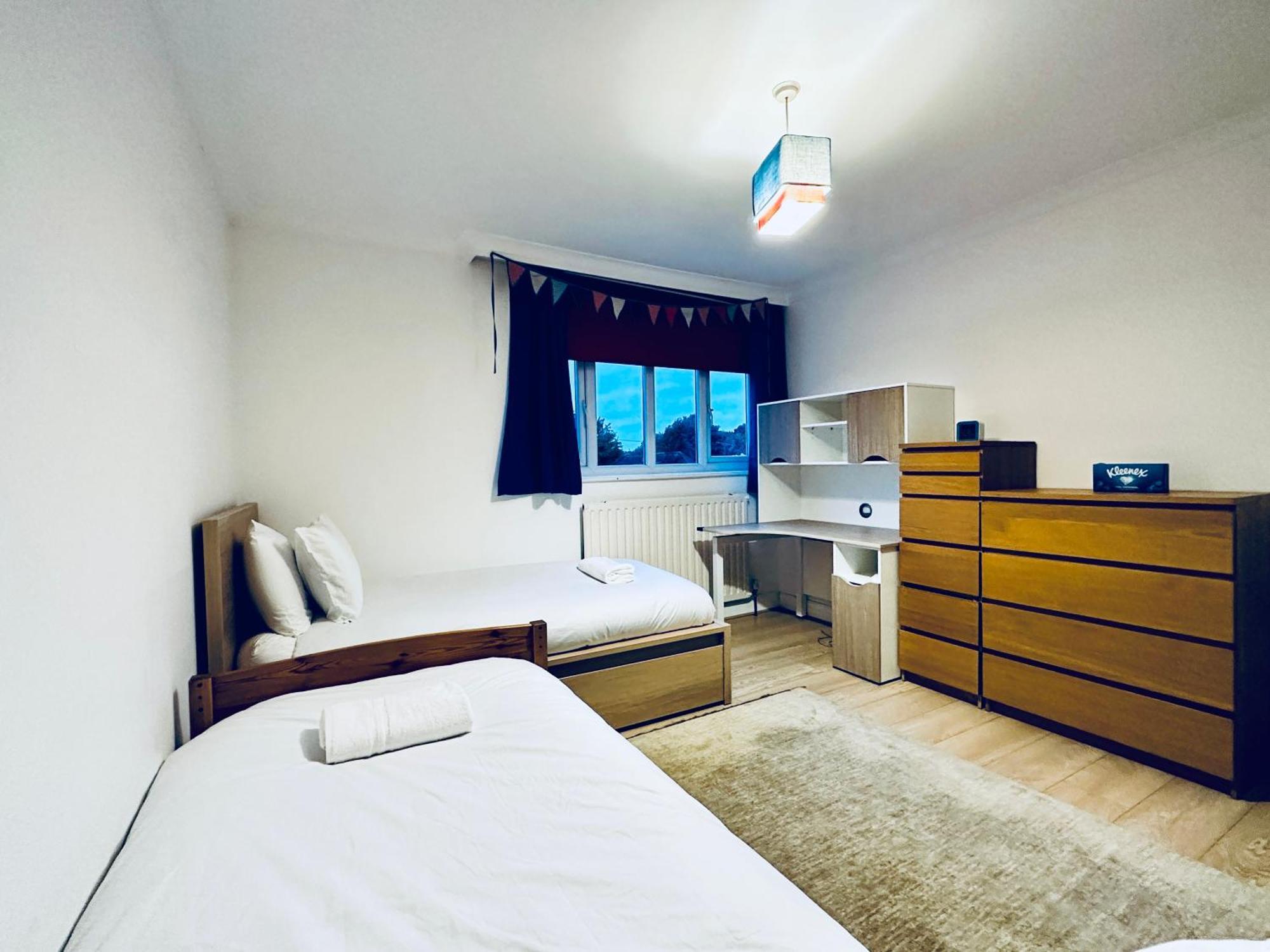 Eden's Place In Harrow - 1 Extra Large Double Bed, 3 Single Beds, Spacious, Ideal For Families * Pinner