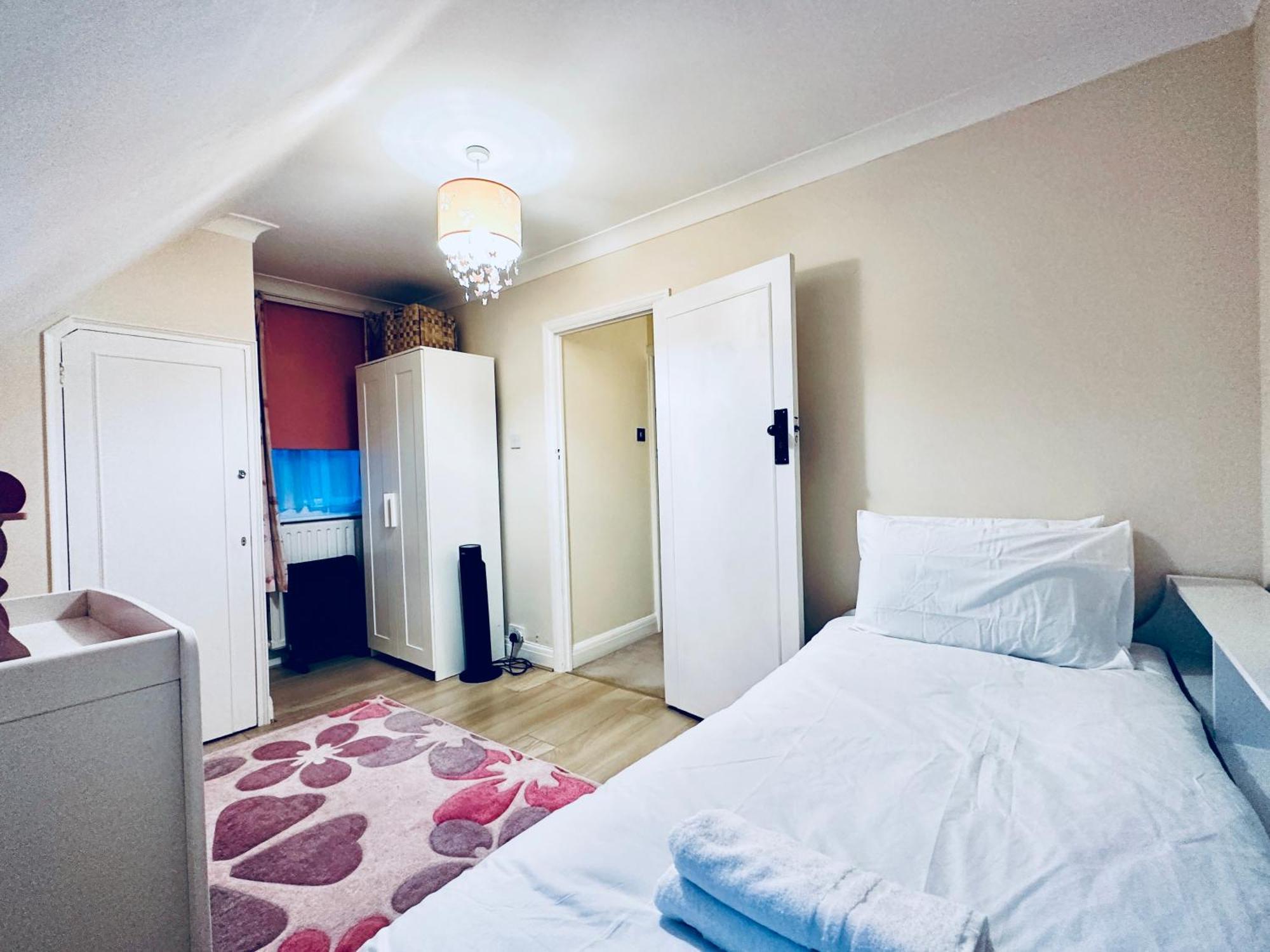 Eden's Place In Harrow - 1 Extra Large Double Bed, 3 Single Beds, Spacious, Ideal For Families Villa