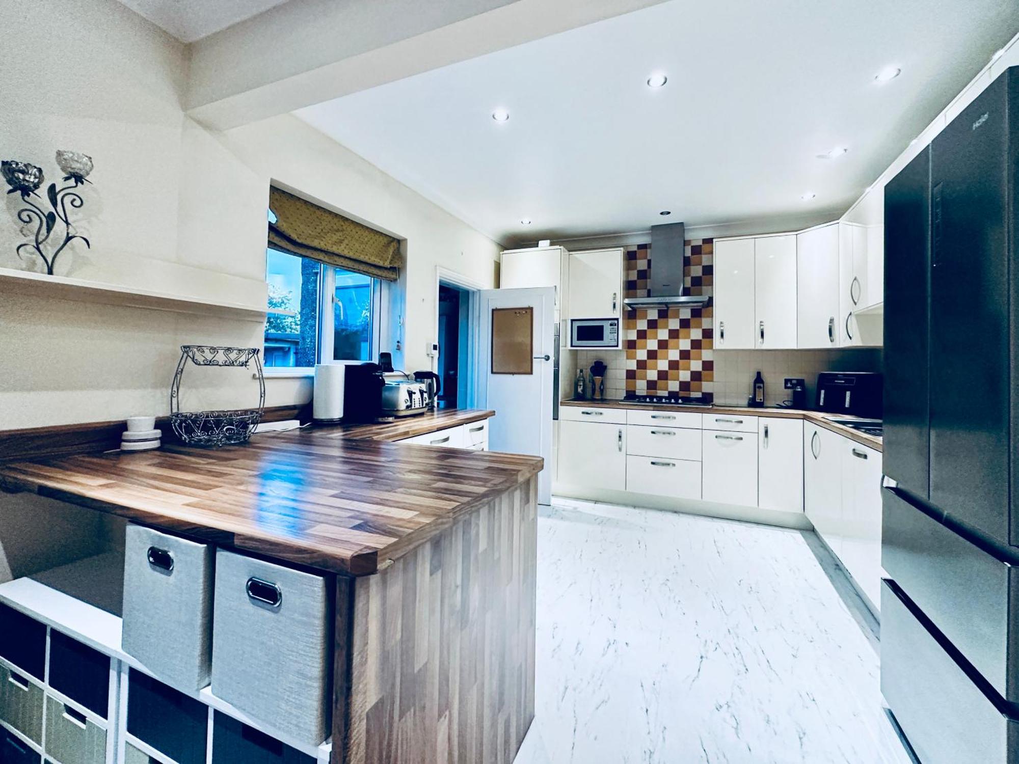 Eden's Place In Harrow - 1 Extra Large Double Bed, 3 Single Beds, Spacious, Ideal For Families Villa Pinner