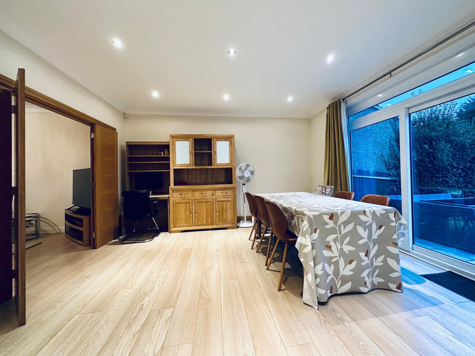 Eden's Place In Harrow - 1 Extra Large Double Bed, 3 Single Beds, Spacious, Ideal For Families