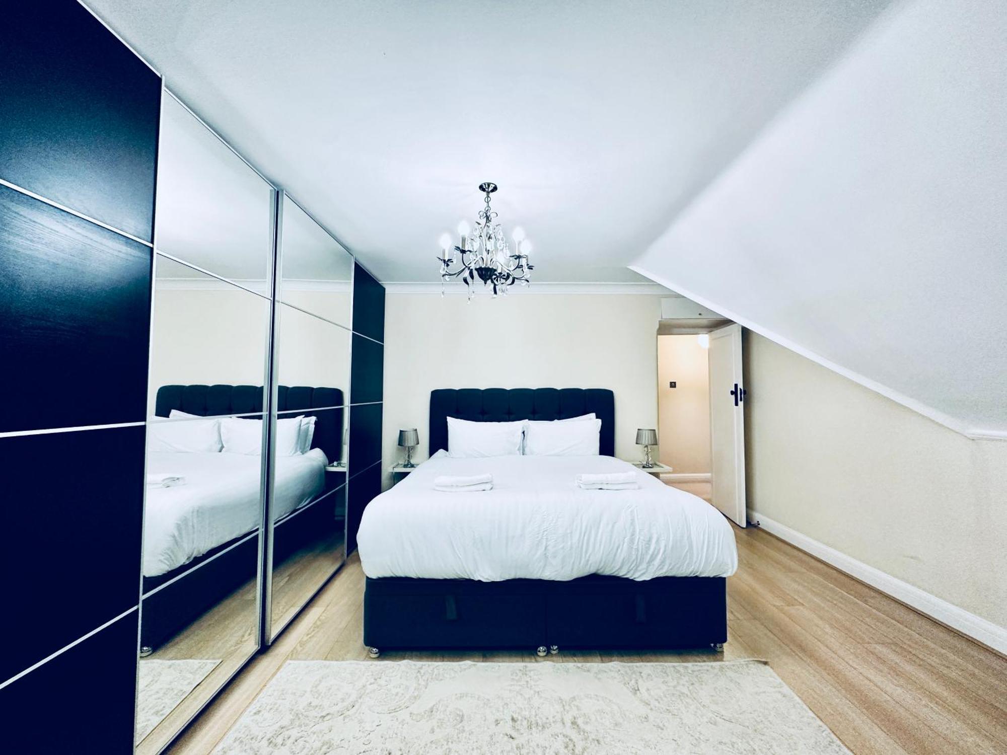 Eden's Place In Harrow - 1 Extra Large Double Bed, 3 Single Beds, Spacious, Ideal For Families Villa *