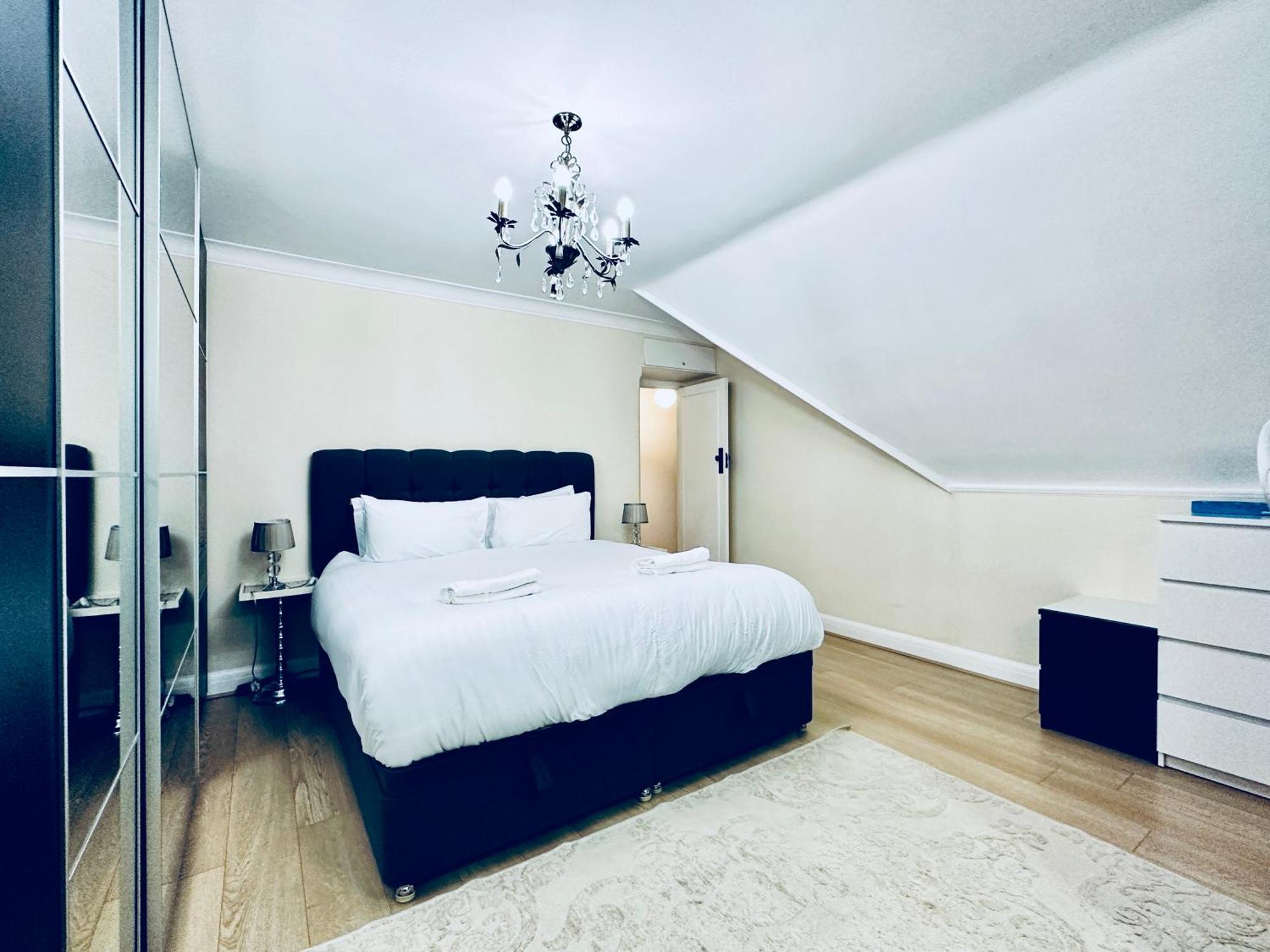 Eden's Place In Harrow - 1 Extra Large Double Bed, 3 Single Beds, Spacious, Ideal For Families Pinner