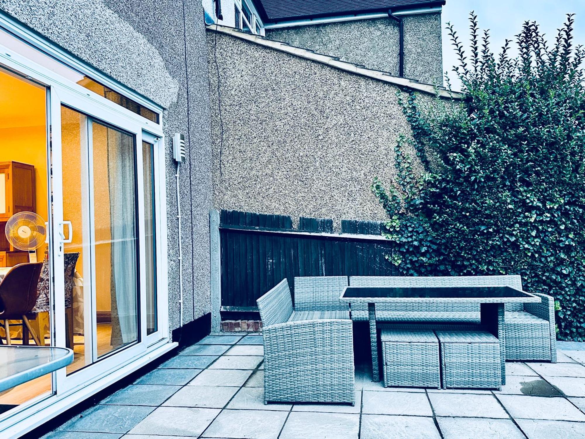 Eden's Place In Harrow - 1 Extra Large Double Bed, 3 Single Beds, Spacious, Ideal For Families Villa