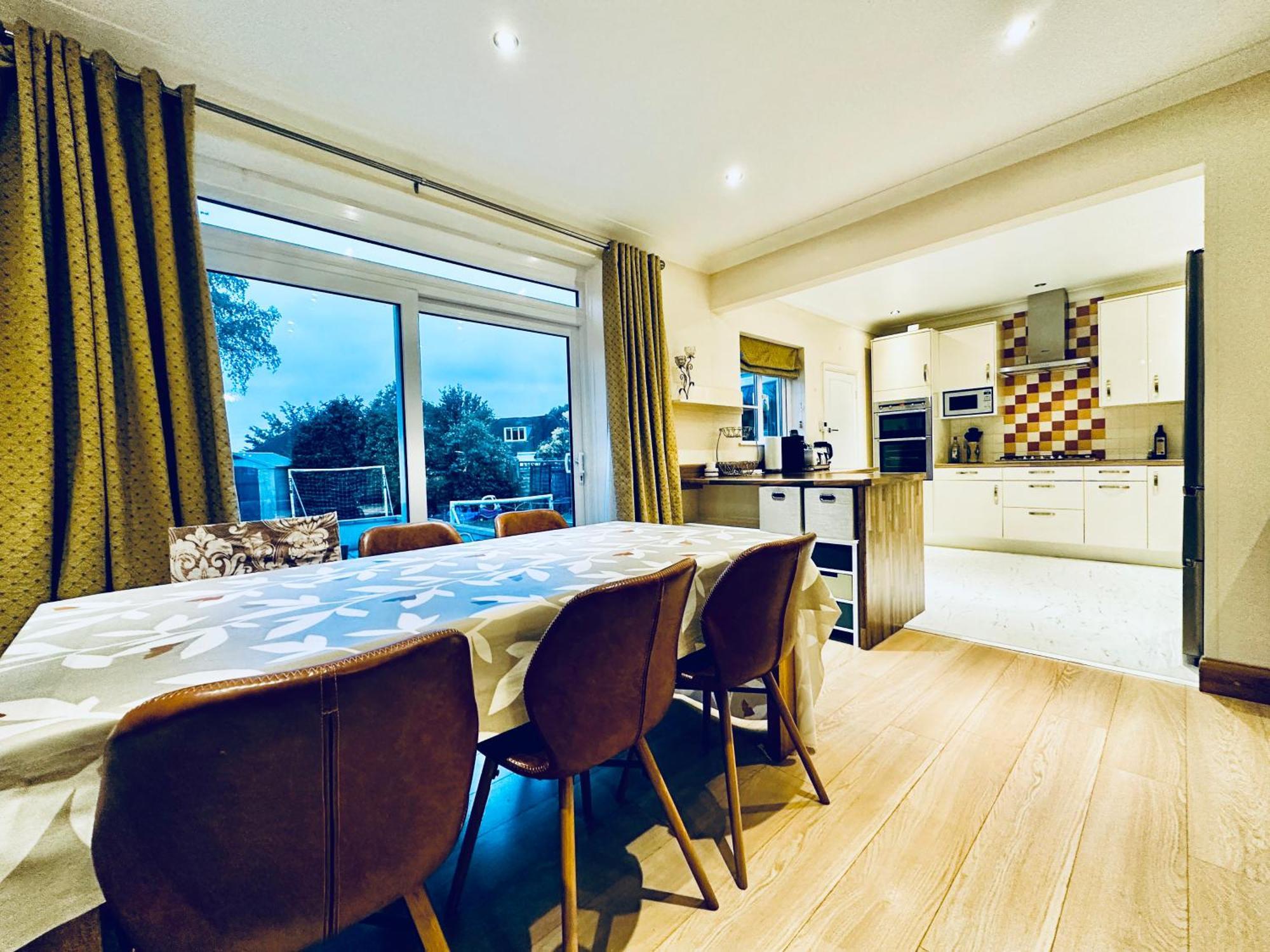 Eden's Place In Harrow - 1 Extra Large Double Bed, 3 Single Beds, Spacious, Ideal For Families Villa Pinner